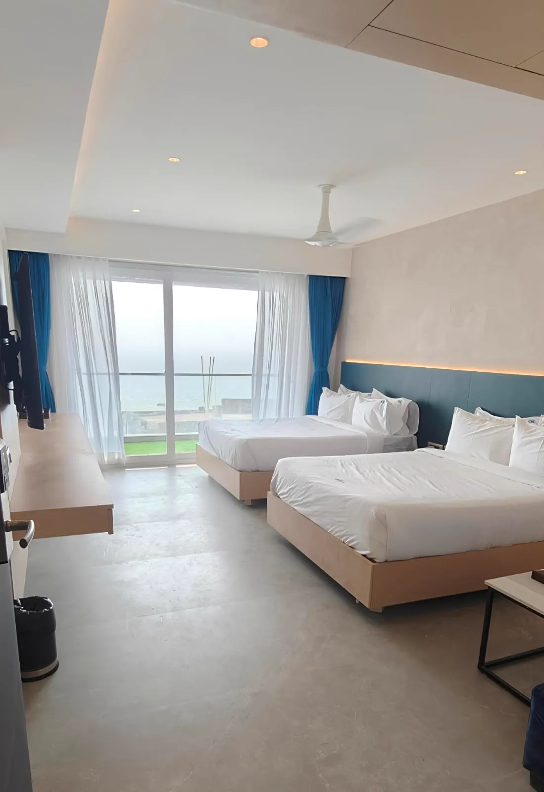 Deluxe sea view room at Hotel Ocean Blue